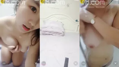 人见人爱的白肤美艺校靓妹洗白白拿起个小吉他乱弹琴仔细看她有点像之前的网红肉嘟嘟编号9F4F298