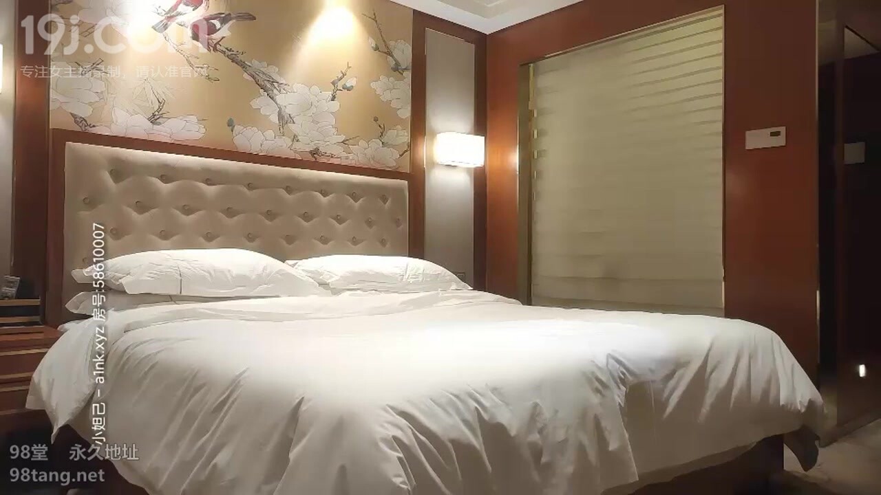 文轩探花壹哥上场黑衣短裙妹子洗完澡穿回衣服开操，口活不错撩起裙子摸逼抬腿侧入编号4B8A1A70