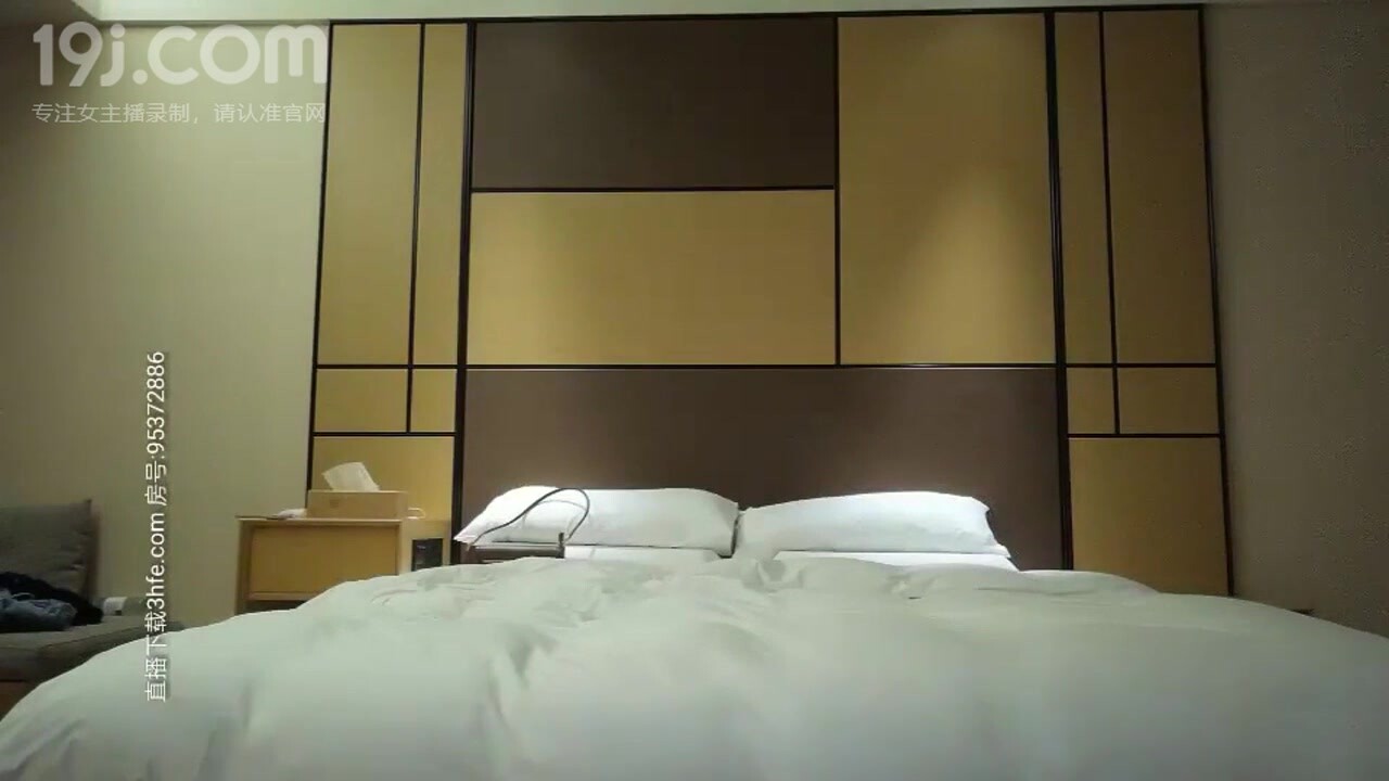 极品高质量牛仔裤外围妹子，坐在身上调情一番舌吻摸奶，上位自己动编号129D3712