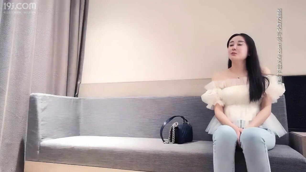 白衣牛仔裤甜美妹子编号8406A3ED