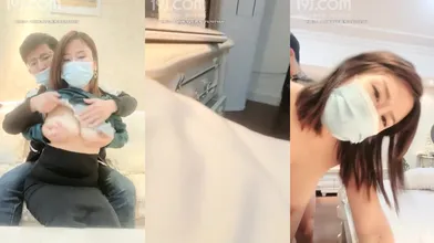 颜值不错的大奶子少妇让小哥对着镜头揉捏骚奶子玩骚逼，酒瓶插进去往里灌酒好像，深喉口交大鸡巴床上抽插编号16266AD5