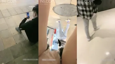 高筒靴牛仔热裤年轻G奶美女户外大街上发骚自摸呻吟受不了搭讪19岁黄毛小伙跑到商场卫生间打炮对白精彩编号EFFA083C