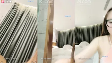 人间极品尤物，肤白逼嫩【一只甜婧】，完美颜值，自慰一半突然大姨妈来了，近距离看清阴道怎么流血的，撸管佳品编号C73AA3C4