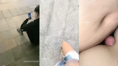 高筒靴牛仔热裤年轻G奶美女户外大街上发骚自摸呻吟受不了搭讪19岁黄毛小夥跑到商场卫生间打炮对白精彩编号F1EED9B7