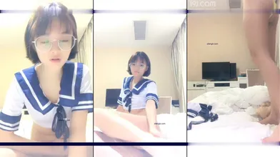 年轻眼镜短发萌妹子床上自慰学生制服苗条身材翘着屁股手指抠逼非常诱人编号A5115A11