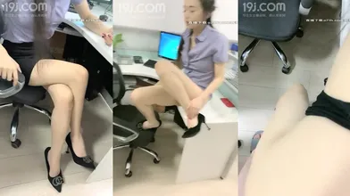 极品身材小白领，白虎嫩穴大长腿美乳，直接摁到办公桌无套内射编号69FE55CA