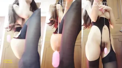 漂亮小美女穿着开档情趣内衣玩跳蛋身材真好腰细屁股大椒乳下面毛毛也不少编号5185302D