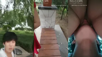 调教女友新人小哥和红衣妹子户外啪啪，公园路边口交撩起裙子骑坐舔逼编号A9C119F6