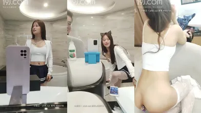 颜值不错的小骚妹子跟小哥酒店开房激情啪啪，制服诱惑丝袜情趣主动后入扭动骚臀揉捏奶子编号7910A0FA
