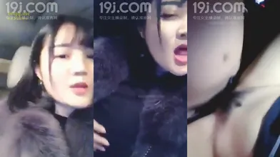 高顔值性感美女主播夜晚开着奔驰车去接粉丝网友路边玩车震操的淫声浪语太舒服没控制住被内射了全程国语编号C2ED240A