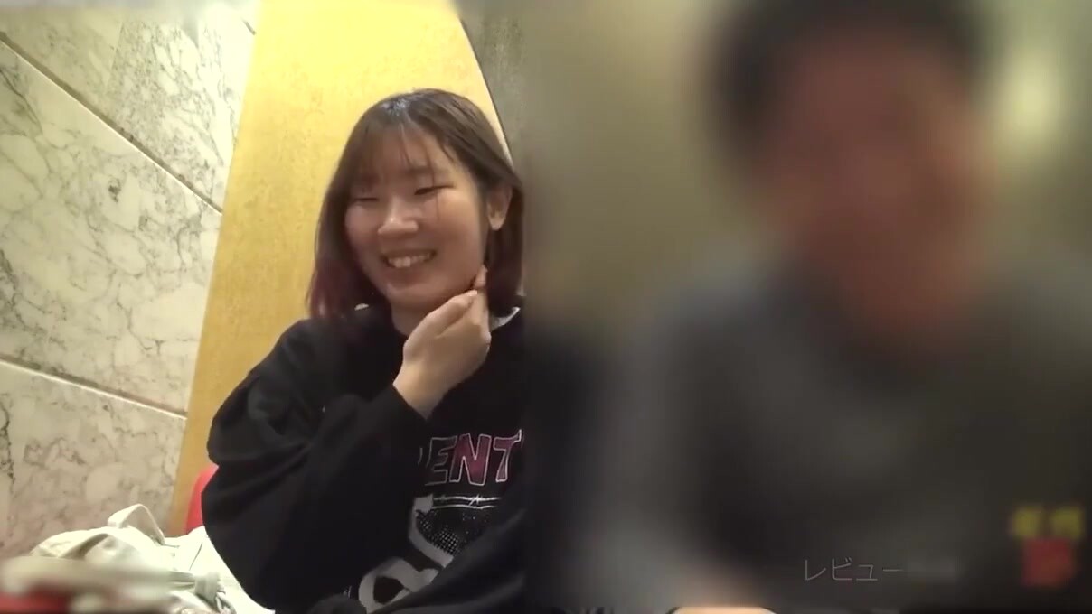 短发肉感清纯女孩