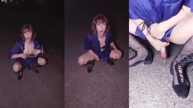 午夜快乐的小母狗TSviki 打扮很美穿戴丝袜眼镜，被主人硬拉着外出，像个母狗一样爬来爬去，露出飙射精液！
