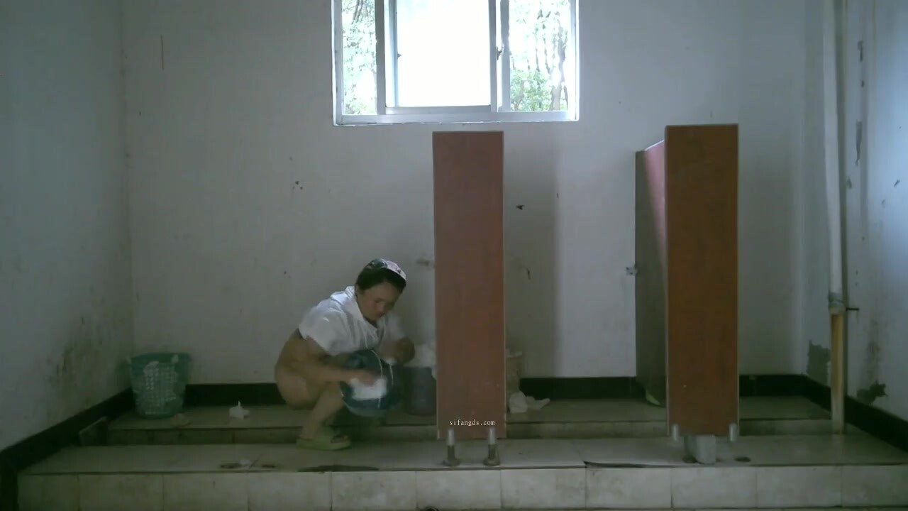 2024 (62)_佼佼者全景厕拍❤️系列苏州工业园电子厂女工宿舍女厕—升级全景 沟底双视角偷拍女工尿尿