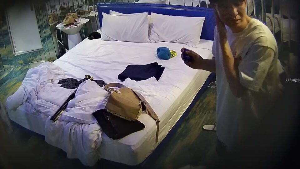 五月最新流出安防酒店摄像头偷拍校园嘻哈时尚美女和爱舔脚变态男友啪啪10