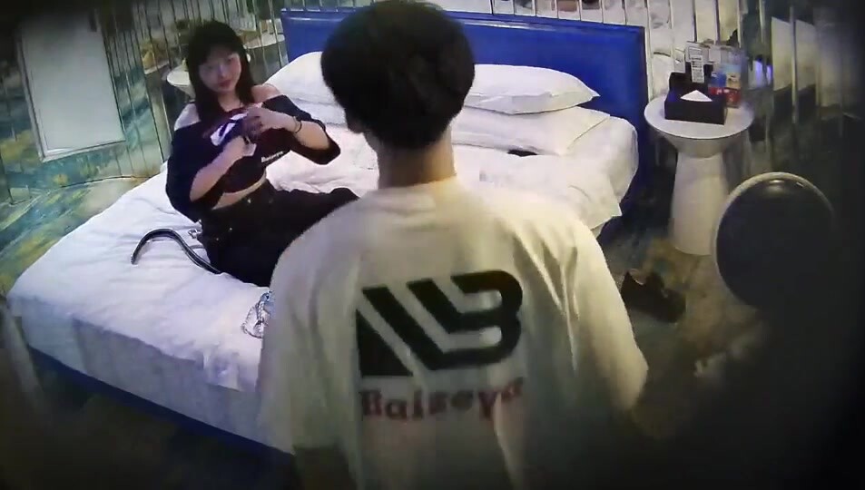 五月最新流出安防酒店摄像头偷拍校园嘻哈时尚美女和爱舔脚变态男友啪啪2