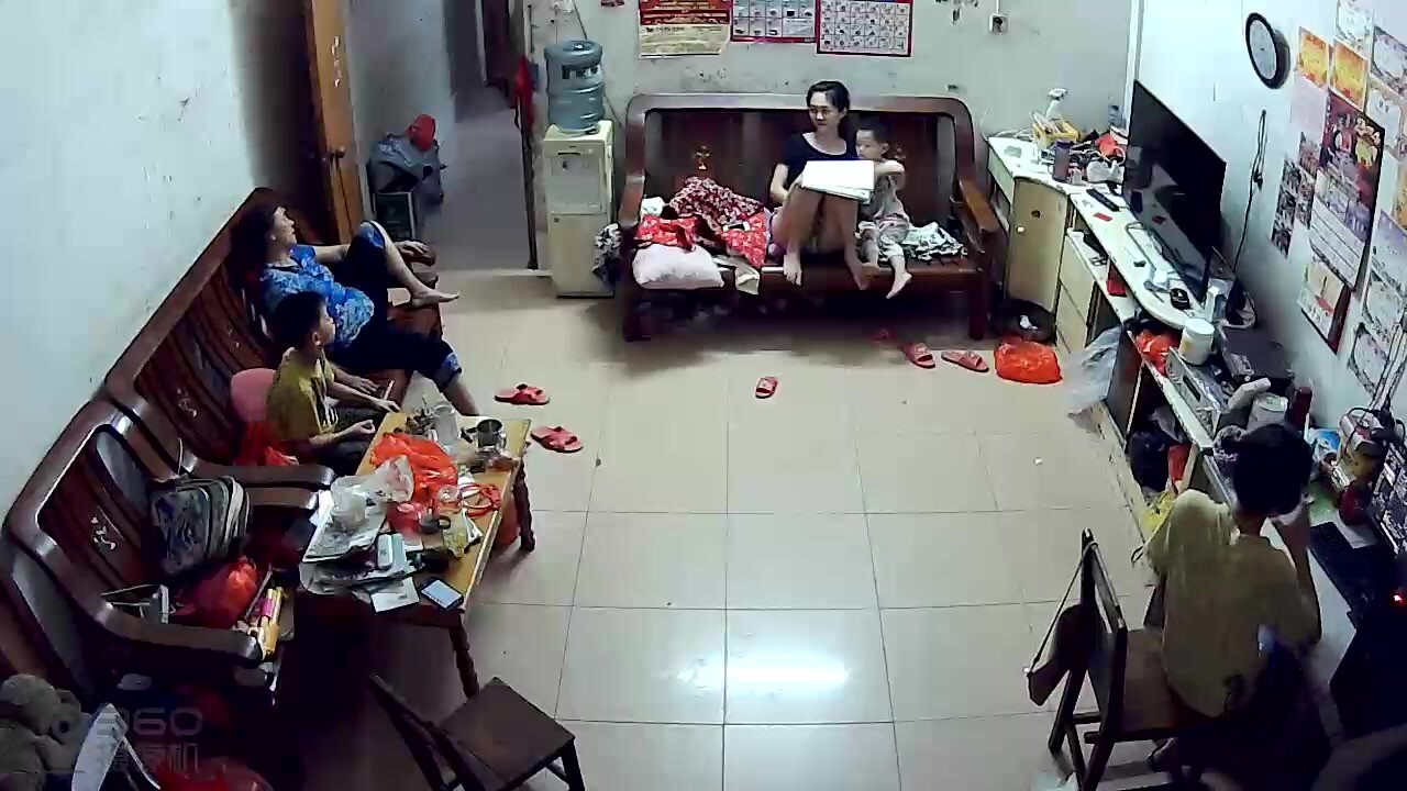 稀缺资源秘 年度精选二黑客破解家庭摄像头真实偸拍五花八门的居家隐私生活裸奔换衣打炮高清无水原档(32)