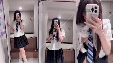 最新无水流出上海00后苗条嫩妹【依宝】付费群福利，极品可爱反差母狗，一线天掰穴撒尿，肛塞道具自慰 (76)