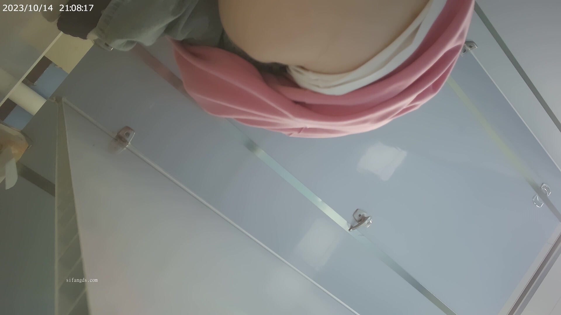 新流出❤️魔手外购新系列高校女厕后拍学妹尿尿其中两个妹子逼毛特别黑(9)