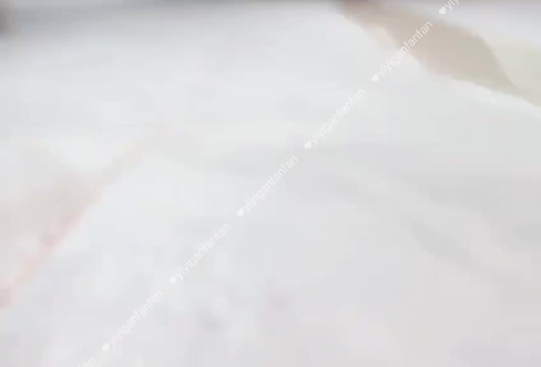 最新无水流出上海00后苗条嫩妹【依宝】付费群福利，极品可爱反差母狗，一线天掰穴撒尿，肛塞道具自慰 (22)
