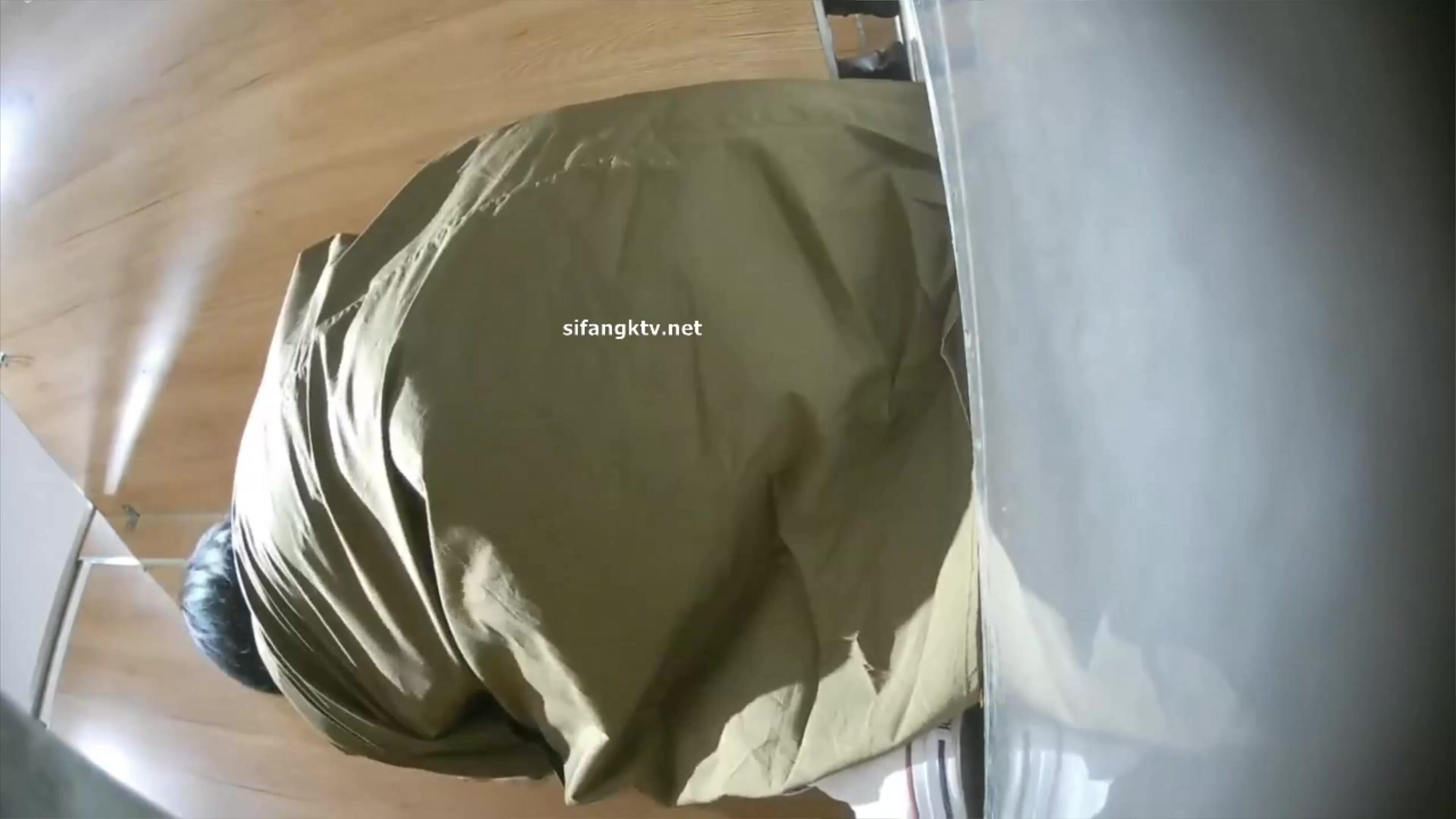 极品厕拍大神潜入夜场女厕全景露脸后视蜜桃角度TP各种吊带丝袜 JK全是高颜值美女4K高清版(70)