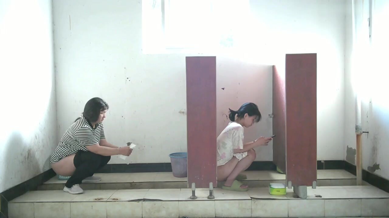2024 (9)佼佼者全景厕拍❤️系列苏州工业园电子厂女工宿舍女厕—升级全景 沟底双视角偷拍女工尿尿