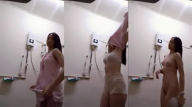 贵在真实，老色批舅舅在卫生间暗装针孔摄像头，偷拍读大一的侄女洗澡，阴毛稀疏，可惜奶子不是很大
