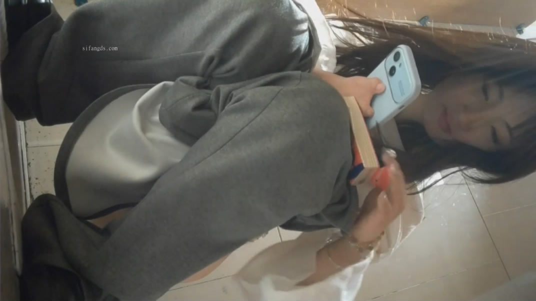 五月最新流出酒吧女厕前景高清偷拍小姐尿尿长靴眼镜美女准备擦逼之前把头发薅起啥意思