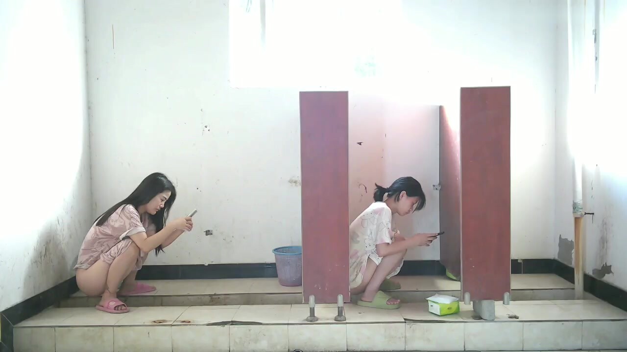 2024 (10)佼佼者全景厕拍❤️系列苏州工业园电子厂女工宿舍女厕—升级全景 沟底双视角偷拍女工尿尿