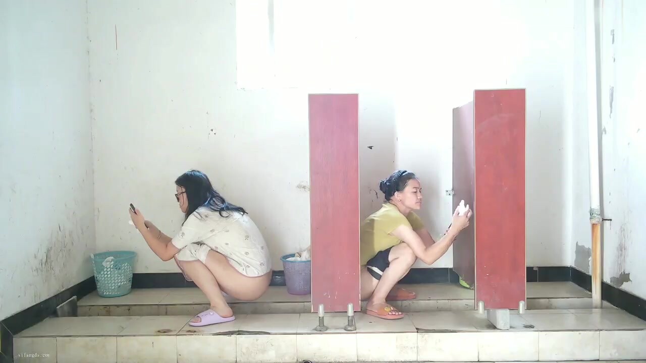 2024 (38)_佼佼者全景厕拍❤️系列苏州工业园电子厂女工宿舍女厕—升级全景 沟底双视角偷拍女工尿尿-1