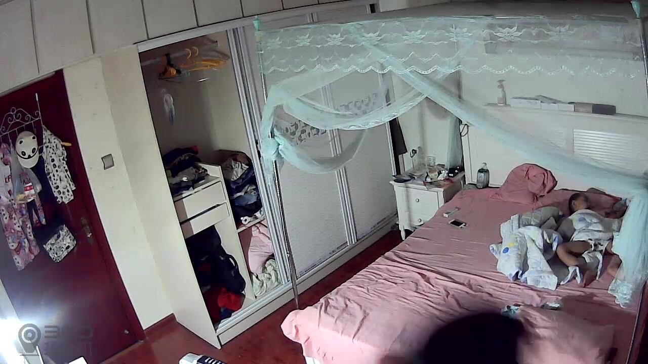 稀缺资源秘 年度精选二黑客破解家庭摄像头真实偸拍五花八门的居家隐私生活裸奔换衣打炮高清无水原档(19)