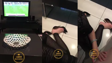 推特轻熟女少妇杀手PUA大神【小熊同学】福利私拍，美足美腿白皙性感，足交啪啪制服诱惑力十足 (136)