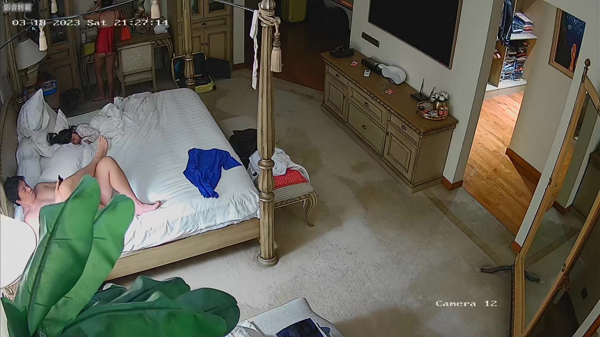 20230401004552723黑客破解家庭网络摄像头偷拍夫妻私密生活❤️大白奶子年轻少妇和老公啪啪淫叫声真大