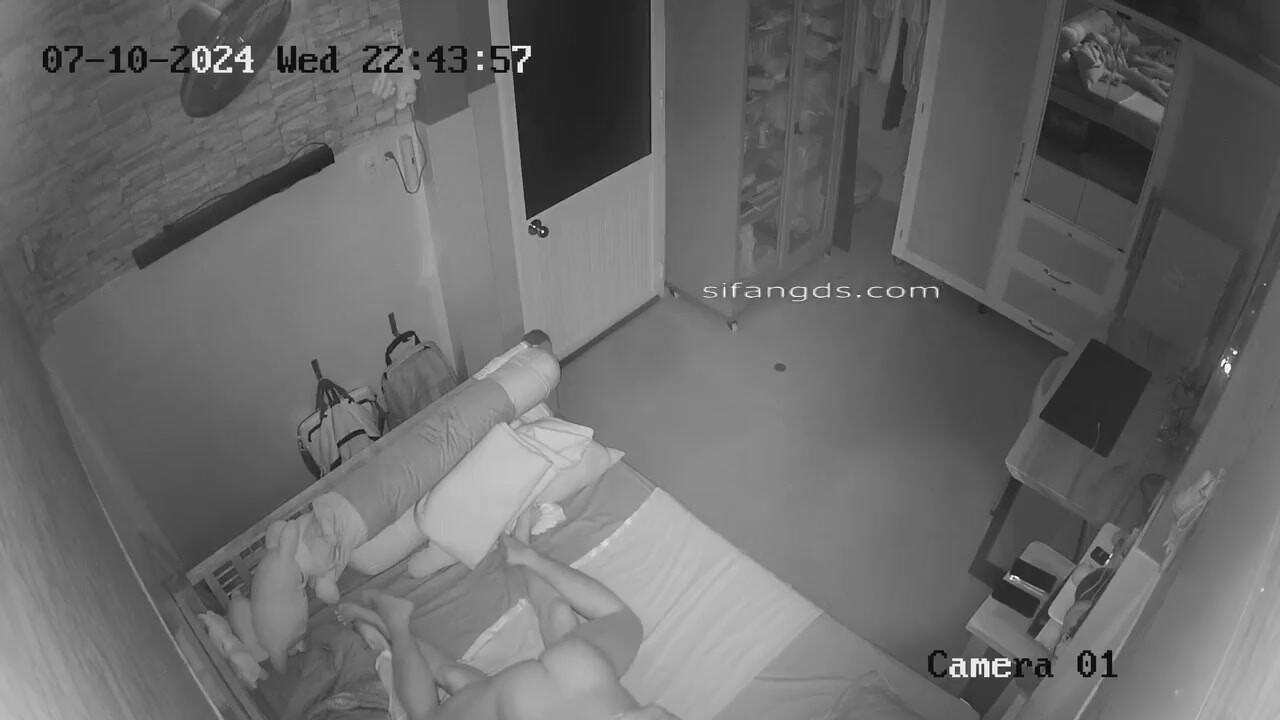 黑客破解家庭网络摄像头偷拍❤️年轻情侣的日常性生活