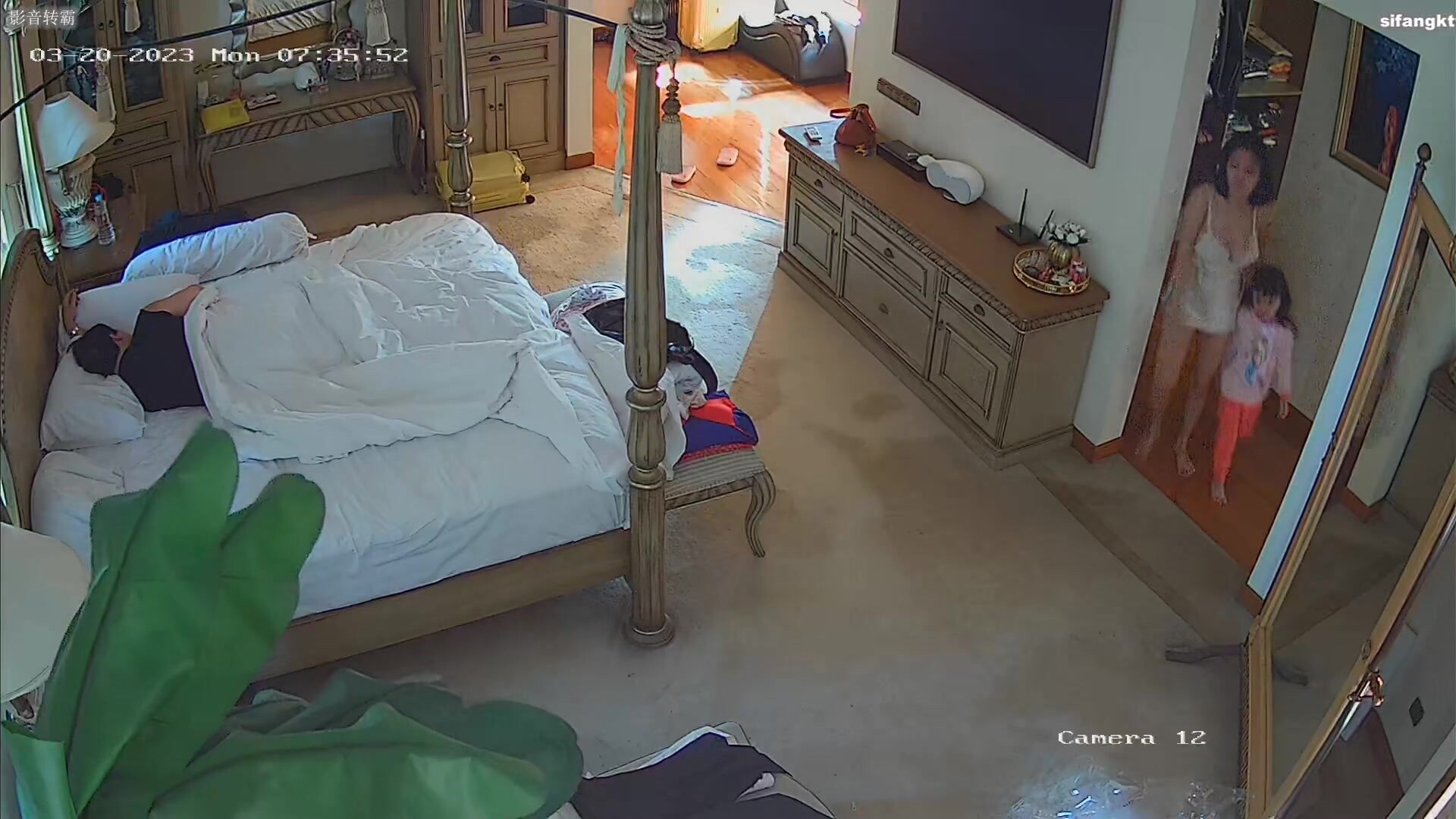 20230401005756814黑客破解家庭网络摄像头偷拍夫妻私密生活❤️大白奶子年轻少妇和老公啪啪淫叫声真大