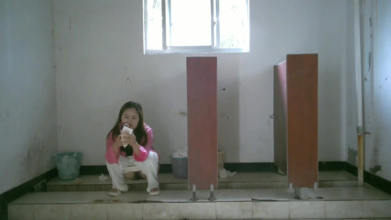 2024 (56)_佼佼者全景厕拍❤️系列苏州工业园电子厂女工宿舍女厕—升级全景 沟底双视角偷拍女工尿尿