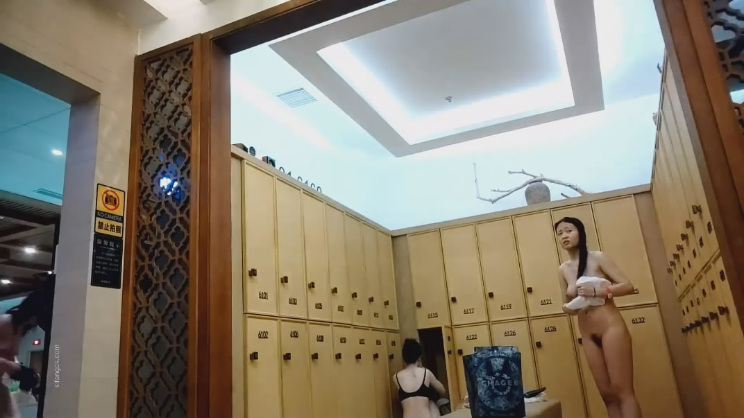 五月流出女偷拍客潜入国内洗浴中心近身偷拍~苗条好身材美女目不暇接