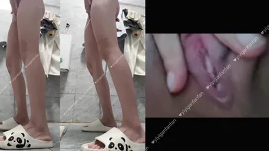 最新无水流出上海00后苗条嫩妹【依宝】付费群福利，极品可爱反差母狗，一线天掰穴撒尿，肛塞道具自慰 (112)