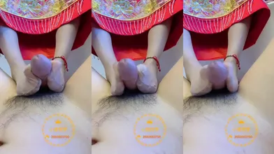 推特轻熟女少妇杀手PUA大神【小熊同学】福利私拍，美足美腿白皙性感，足交啪啪制服诱惑力十足 (285)