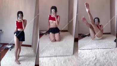 最新无水流出上海00后苗条嫩妹【依宝】付费群福利，极品可爱反差母狗，一线天掰穴撒尿，肛塞道具自慰 (131)