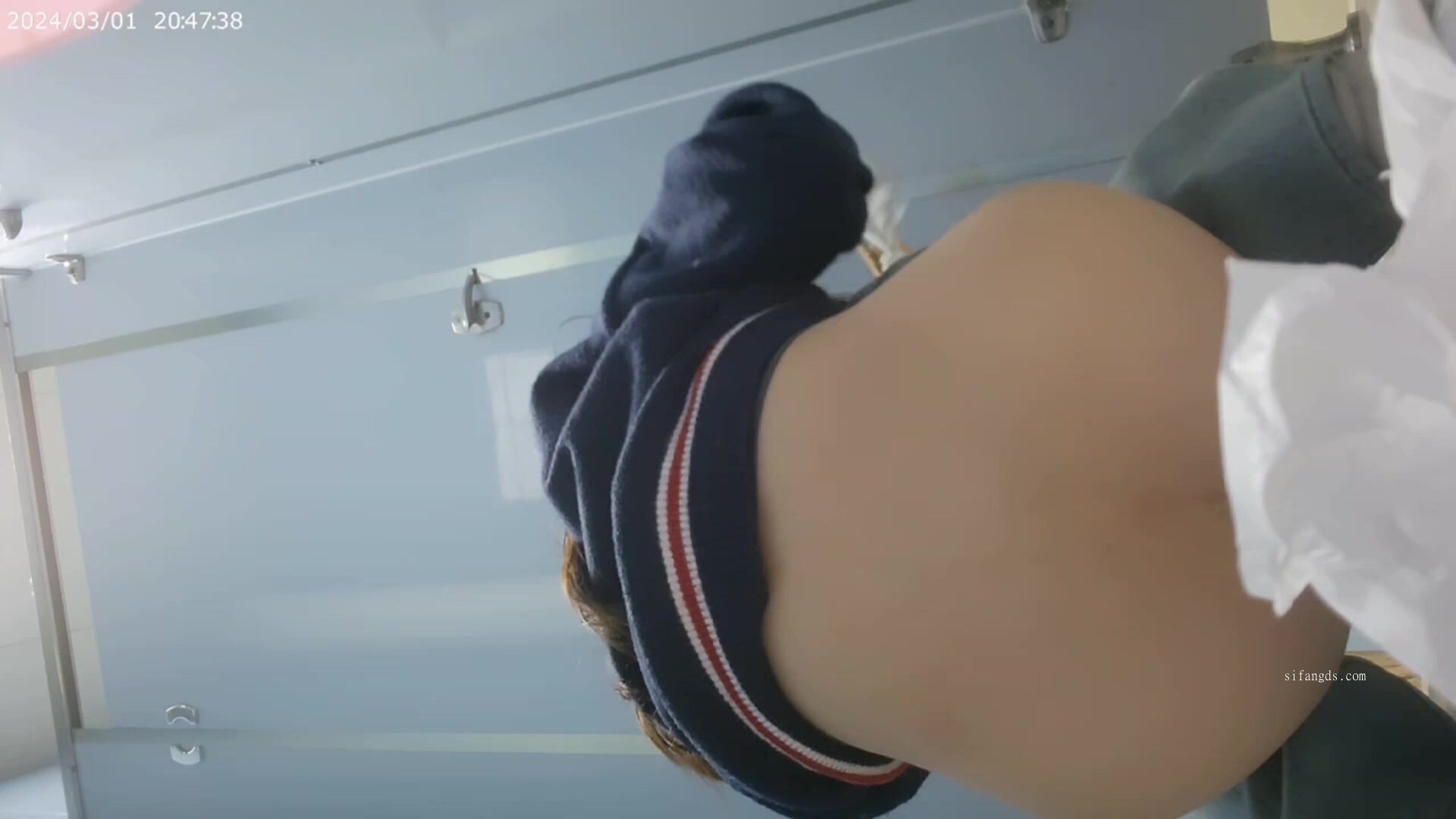 新流出❤️魔手外购新系列高校女厕后拍学妹尿尿其中两个妹子逼毛特别黑(13)