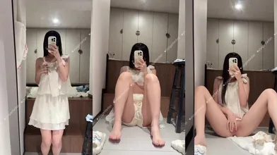 最新无水流出上海00后苗条嫩妹【依宝】付费群福利，极品可爱反差母狗，一线天掰穴撒尿，肛塞道具自慰 (116)