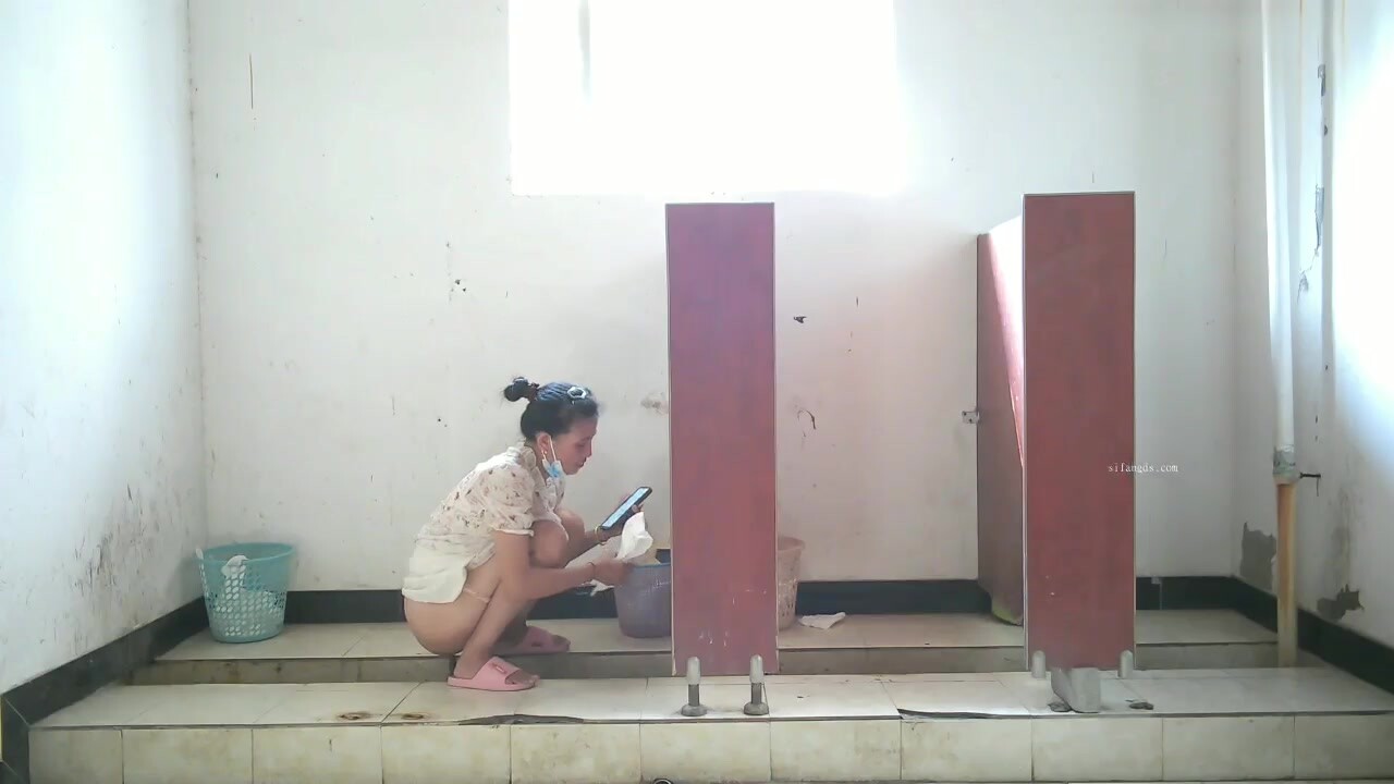 2024 (18)_佼佼者全景厕拍❤️系列苏州工业园电子厂女工宿舍女厕—升级全景 沟底双视角偷拍女工尿尿
