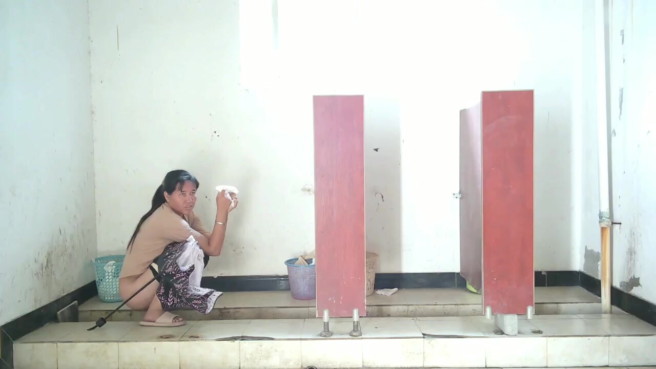 2024 (32)_佼佼者全景厕拍❤️系列苏州工业园电子厂女工宿舍女厕—升级全景 沟底双视角偷拍女工尿尿