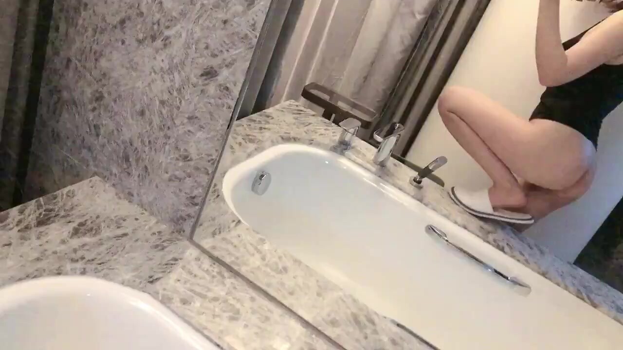 《反差白富美秘️重磅泄密》露脸才是王道！推特高颜水嫩一线天白虎嫩B网红名媛liuba私拍被金主各种啪啪蹂躏有钱人的玩物(80)