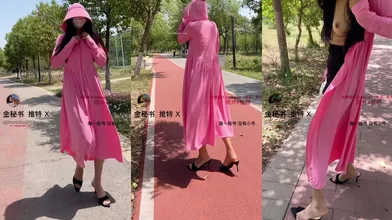 【5月新品】喷水怪，推特极品烧婊子【金秘书】最新电报福利，逆天行为艺术，多套制服夹屌露出，边走边喷 (1)