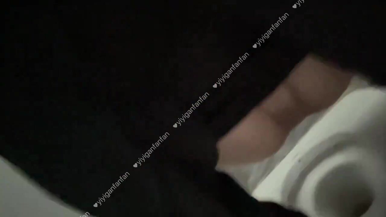 最新无水流出上海00后苗条嫩妹【依宝】付费群福利，极品可爱反差母狗，一线天掰穴撒尿，肛塞道具自慰 (91)