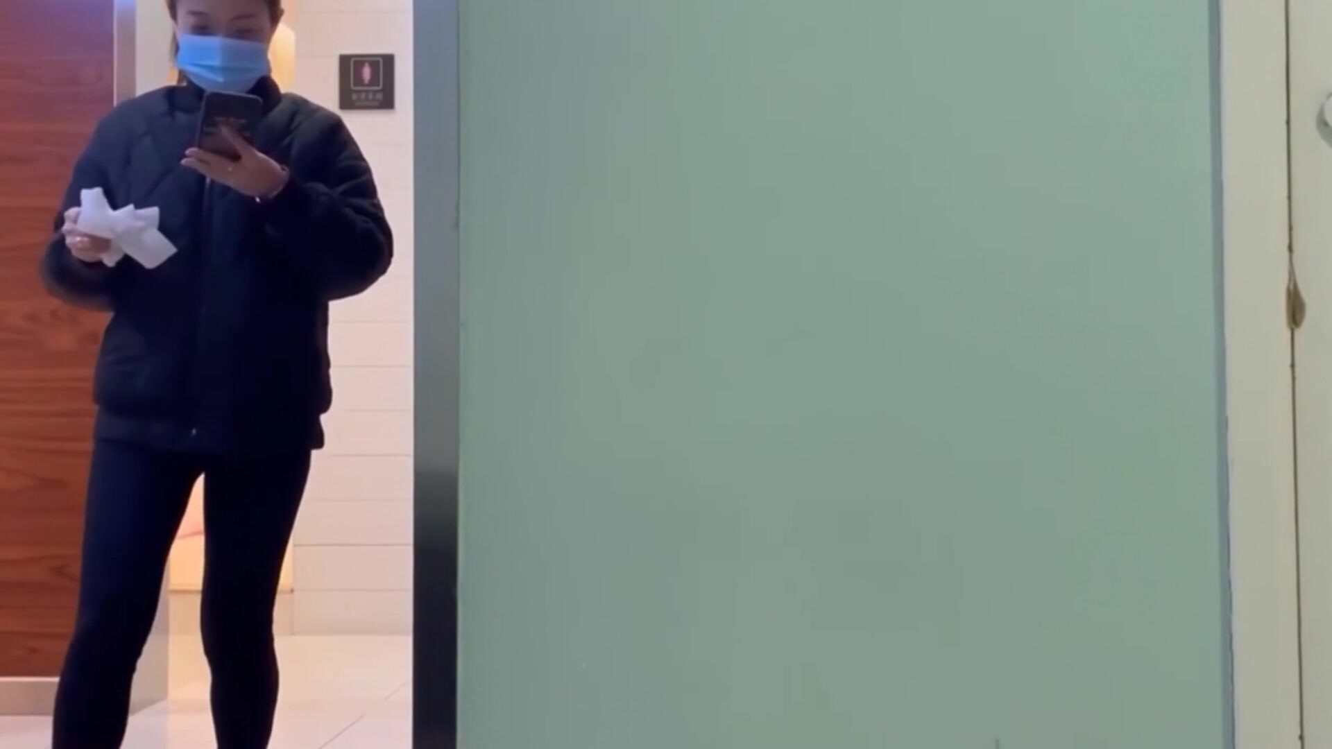 最新流出商城偷窥两个漂亮美女嘘嘘