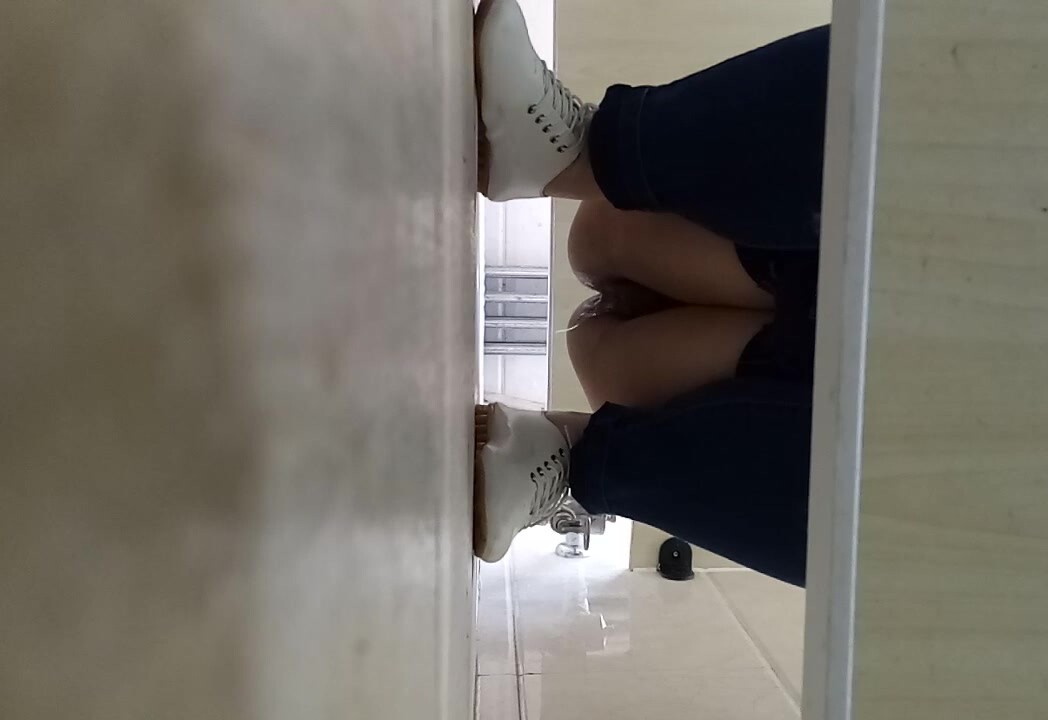 最新跟拍 长相清秀的妹纸拉稀没带纸用报纸擦屁股