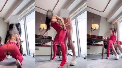 ✨极品身材巨乳肥臀反差少妇「Sexy_Yuki」大白天在落地窗前穿着妖艳的红色情趣内衣做爱，真害怕被旁边的住客看到
