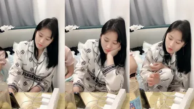 校花来了！好漂亮好甜美，清纯反差小姐姐【云妹妹】自慰！一字马！好想进入她_mp4_ (7)